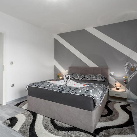 Apartment 50 Shades Of Grey โปเรช ภายนอก รูปภาพ